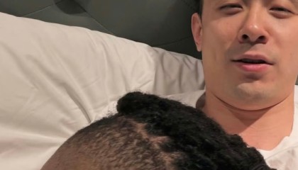 爱游戏官网-辽宁新CP组合？莫兰德趴在赵继伟身上撒娇，机场落地还聊了一路|杨鸣|辽宁男篮|季后赛|沈阳|球迷_新浪体育_新浪新闻